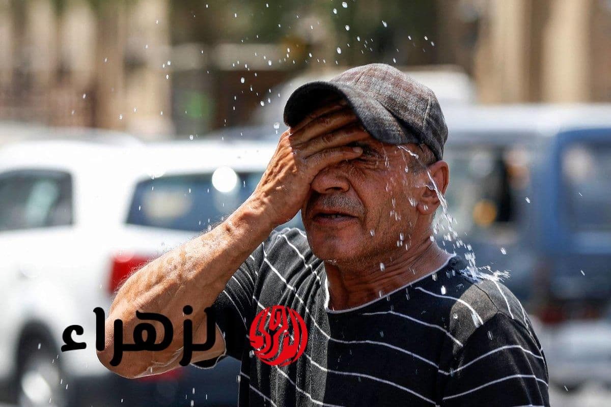 رجل عراقي يحاول التخفيف من وطأة الحر الشديد برش الماء على وجهه في ظل درجات حرارة قياسية
