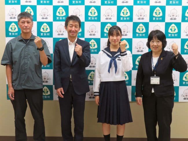地域住民や関係者がマイマイガ対策で協力する様子