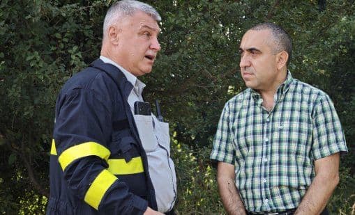 Горски пожар се разпространява в гъста гора, илюстрирайки предизвикателствата на труднодостъпния терен за пожарникарите.