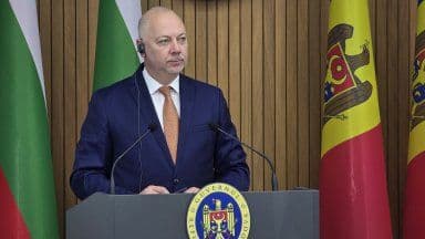 Представител говори за мащаба на пожарите в България, подчертавайки предизвикателствата на продължаващия пожарен сезон и нуждата от превенция.