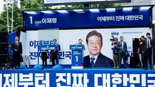 韓國政治人物在演講台上，象徵首爾在國際貿易中的戰略行動。