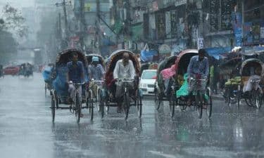 বৃষ্টিতে ভিজে যাওয়া ঢাকার রাস্তায় রিকশা, যা শহুরে জীবনে বর্ষার প্রভাব তুলে ধরে।