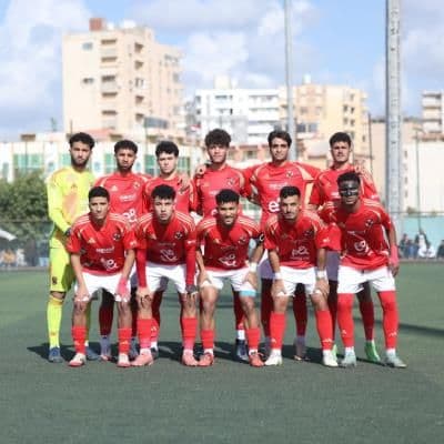 فريق كرة قدم يجسد التماسك والعمل الجماعي لتحقيق الاستقرار