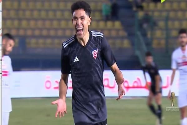 لاعب كرة قدم يحتفل، يرمز إلى التنافسية المتزايدة في الدوري المصري