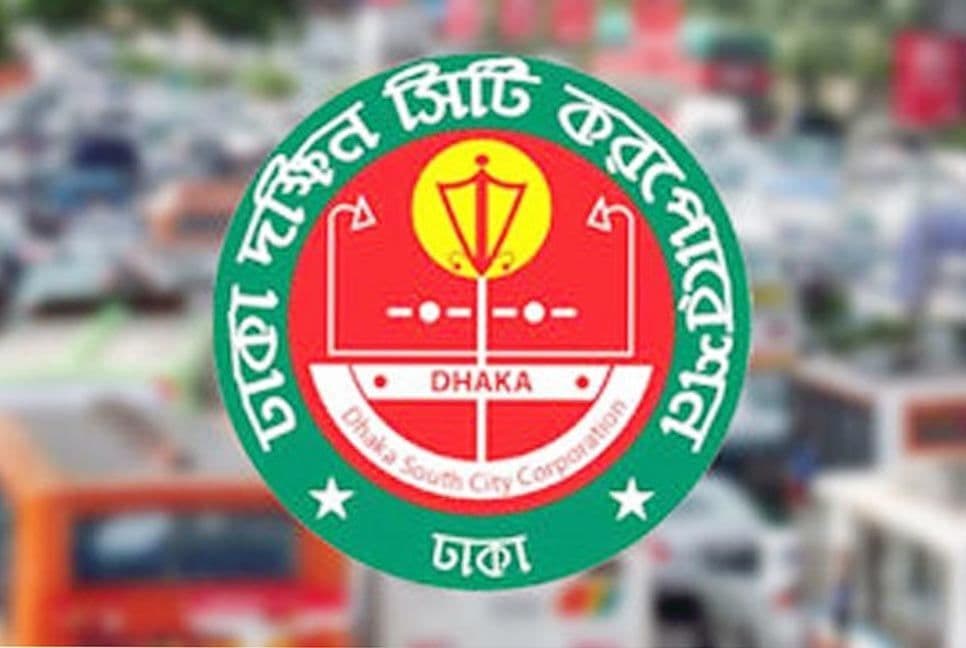 ঢাকার রাস্তায় ব্যাটারিচালিত রিকশাচালকদের প্রশিক্ষণ, যা শহরের বাইরের কাজের পরিবেশকে বোঝায়।