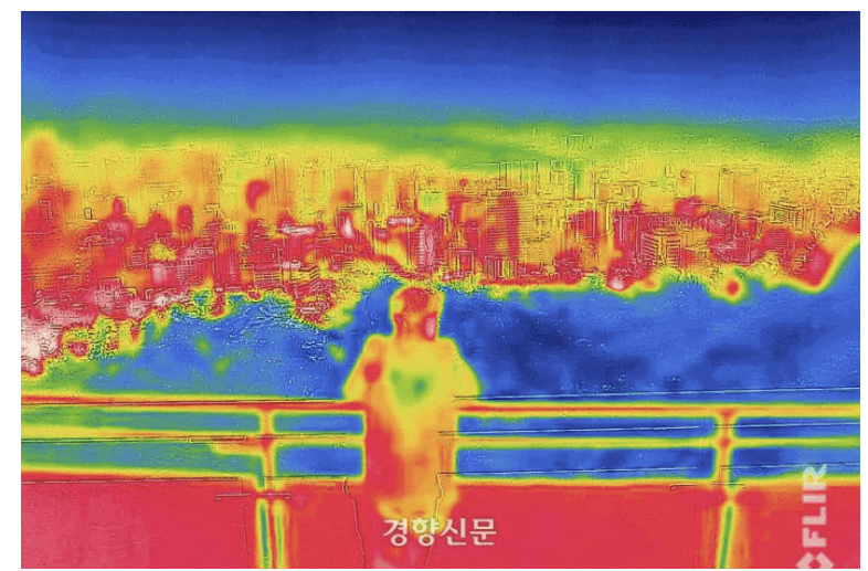 열화상 카메라로 촬영된 서울 도심의 붉은 폭염 모습, 한국 기상청 날씨 누리의 기후 변화 정보 제공 역할 상징.