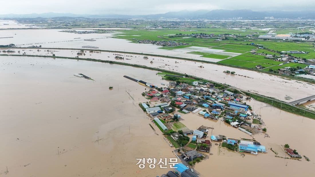 남한의 한 마을이 기록적인 여름 장마로 인해 물에 잠겨 있다.