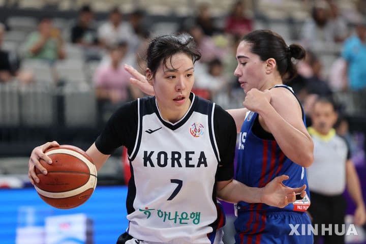한국 농구 선수 유니폼에 새겨진 '하나은행' 로고, 글로벌 스포츠 교류를 통해 한국 기업의 연결성을 상징