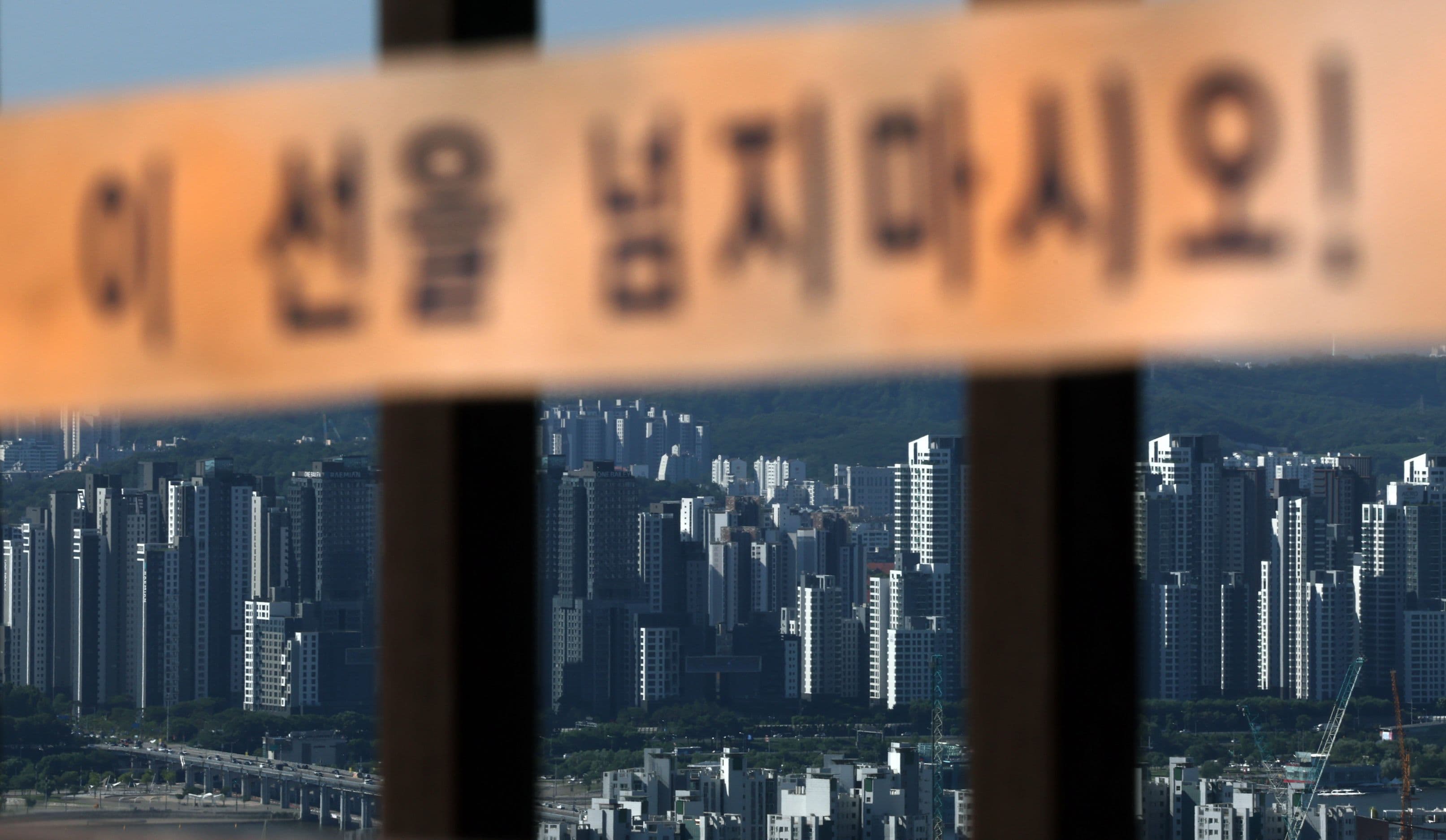 농업 혁신과 지속 가능한 성장을 상징하는 현대적인 온실 내부의 푸른 식물들