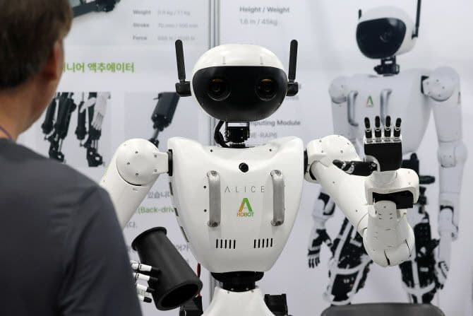 서울 산업 인공지능 엑스포에서 방문객과 상호작용하는 휴머노이드 로봇 앨리스, 한국의 AI 및 로봇 산업 혁명을 상징.