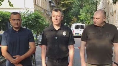 Місцеві чиновники або працівники екстрених служб у Чорноморську, що символізує реагування громади та лідерство.