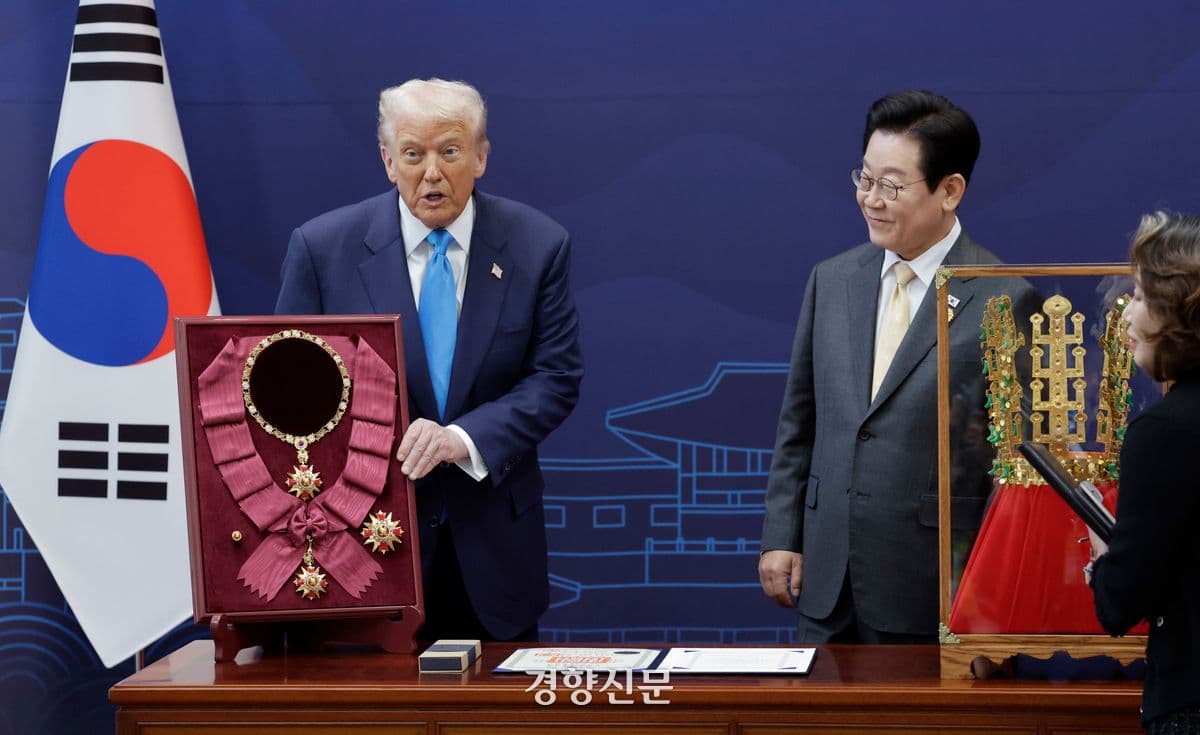 한미 공식 환영식에서 한국 대통령이 미국 대통령에게 무궁화 대훈장과 천마총 금관 모형을 수여하는 모습