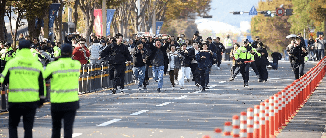 정상회담장 진입을 시도하는 반 트럼프 시위대와 이를 저지하는 경찰