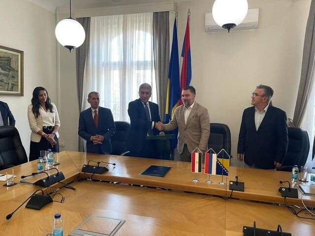 مسؤولون يوقعون اتفاقية، ترمز للتعاون الحكومي لدعم صناعة الدواجن