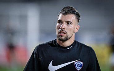 A focused football player, representing a club's commitment to continuous improvement and a forward-looking strategy.