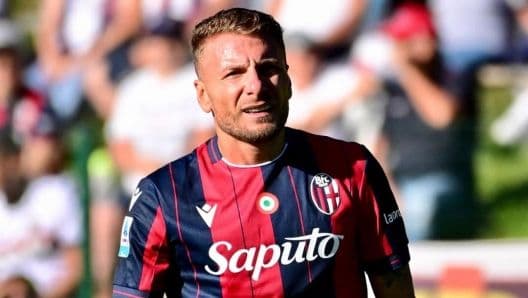 A football player in a Bologna jersey on the field, representing a potential fantasy football prospect.
