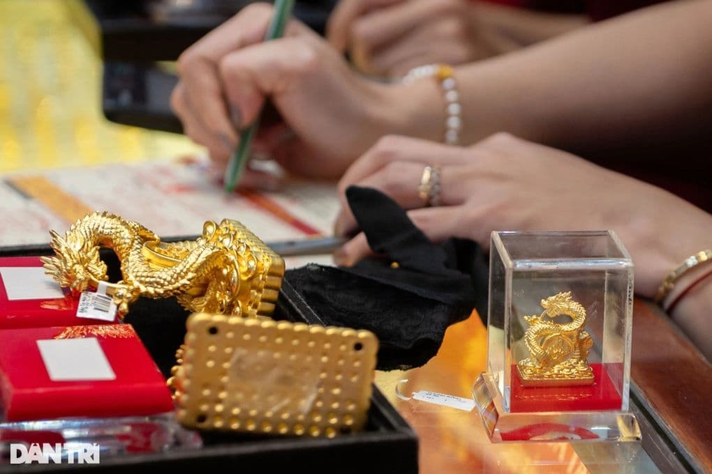 A gold transaction taking place at a counter, illustrating the new mandate for bank transfers for purchases over 20 million VND in Vietnam.