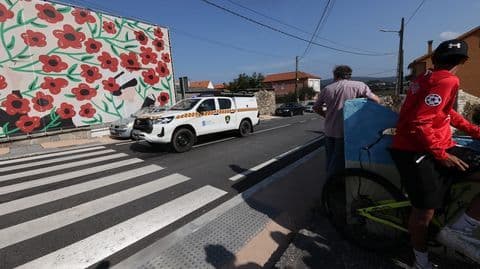 A Guardia Civil vehicle on a road in Ponteceso, representing the investigation into the electrical fault and the region's infrastructure vulnerability to wildfires.