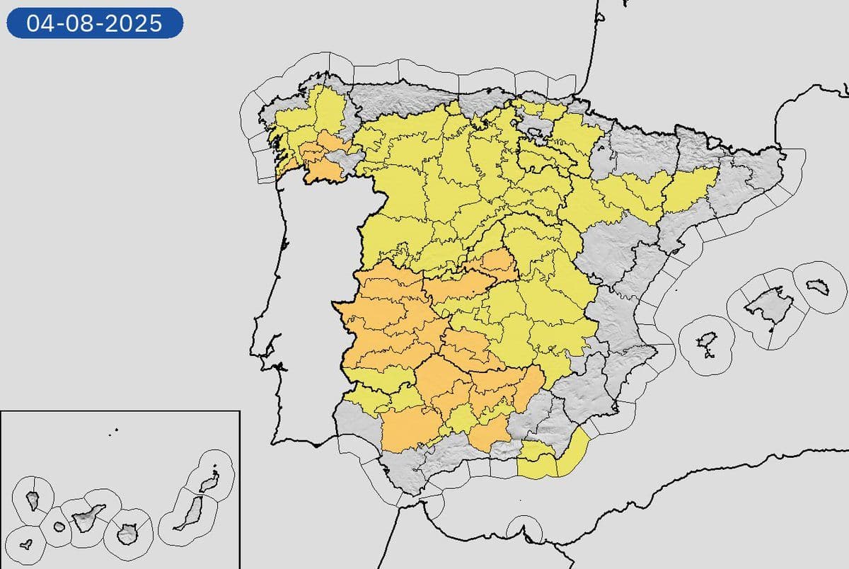 A meteorological map of Spain displaying widespread heat warning zones in yellow and orange, indicating extreme temperatures across the nation.
