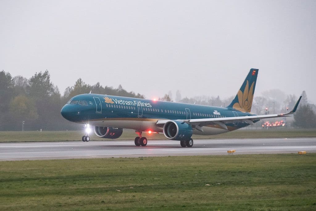 A Vietnam Airlines plane on a runway, symbolizing the impact of Typhoon Wipha on transportation and daily life in Vietnam.