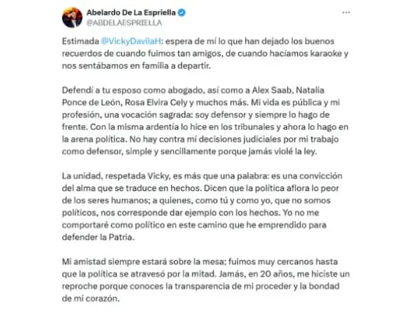 Abelardo De La Espriella responde a Vicky Dávila en un tweet sobre su vocación legal y la política.