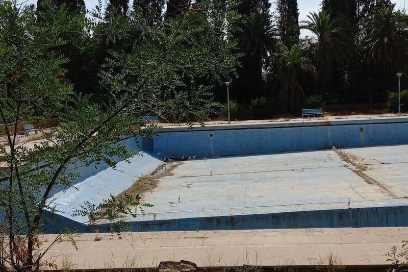 An empty, closed swimming pool, illustrating the frustration caused by the closure of public spaces during heatwaves in Morocco.