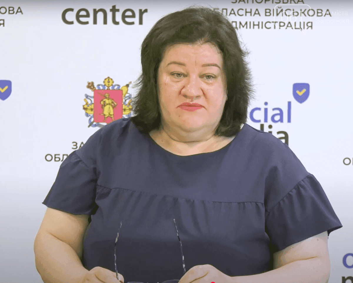 An official speaking at a press conference, representing the debate and strategies for combating the locust surge in Ukraine.