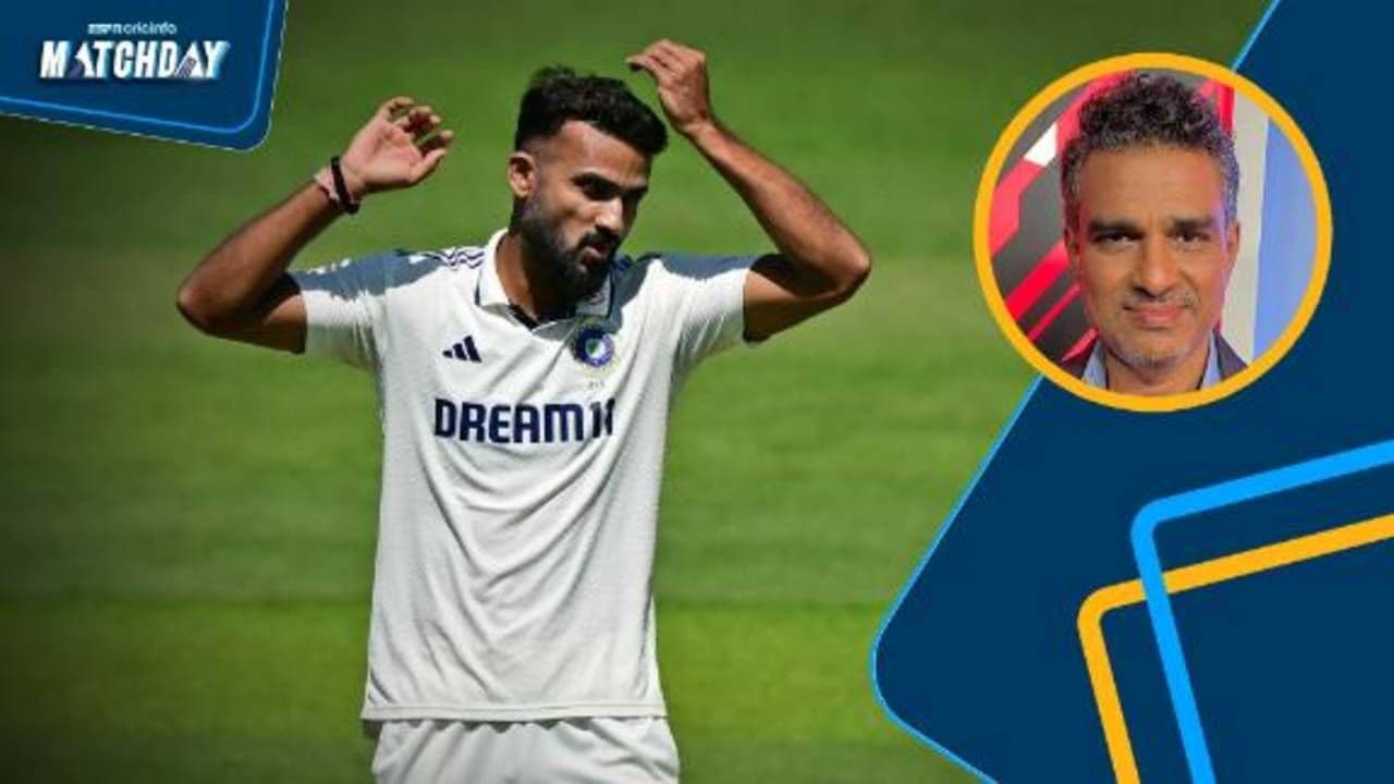 Anshul Kamboj, joueur de cricket indien, en uniforme blanc sur le terrain avec un graphisme 'Matchday'.