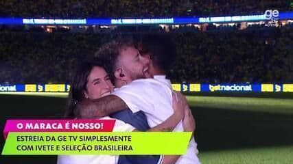 Apresentadores da ge tv Fred Bruno, André Balada e Mariana Spinelli celebrando a estreia no gramado do Maracanã