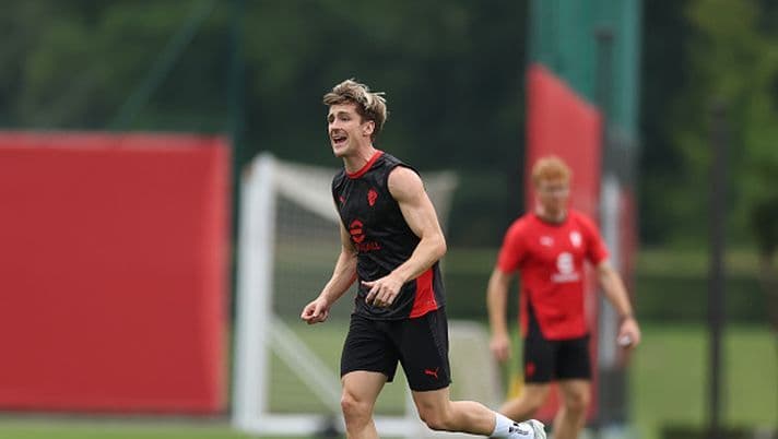 Arnau Martinez à l'entraînement, illustrant sa préparation et son potentiel pour le Milan.
