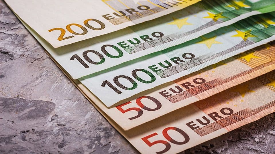 Avrupa Merkez Bankası kararlarını ve küresel piyasa etkilerini simgeleyen Euro banknotları