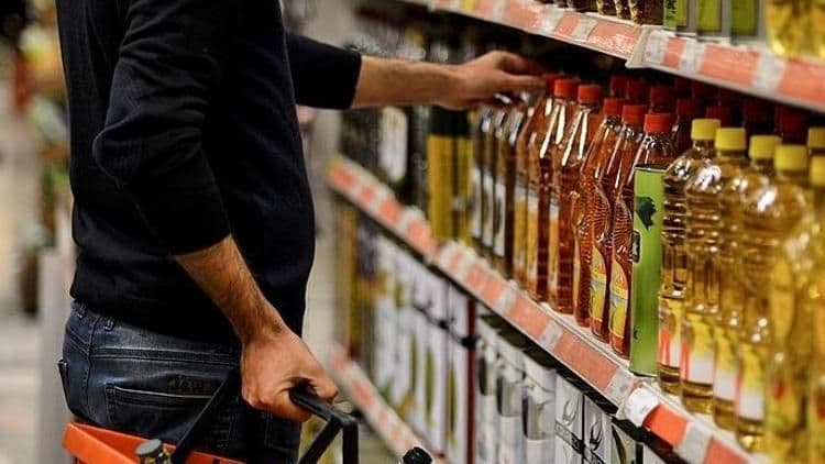 Bir süpermarket reyonunda alışveriş yapan kişi, Türkiye'deki enflasyonun kira artışlarına doğrudan etkisini simgeliyor.