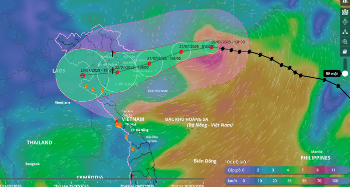 Bản đồ dự báo đường đi và cường độ bão Wipha, hiển thị vùng gió mạnh và sóng cao trên Biển Đông.