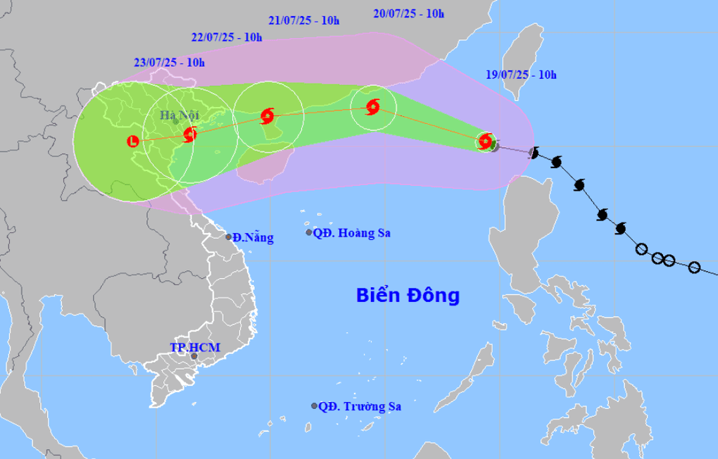 Bản đồ dự báo đường đi và cường độ của bão Wipha, minh họa sự tăng cấp nhanh chóng và môi trường lý tưởng của nó.