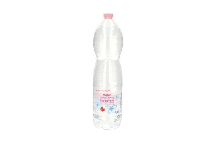 Bouteille d'eau minérale plate Auchan Kedvenc Primavera de 1,5 litre, objet du rappel.
