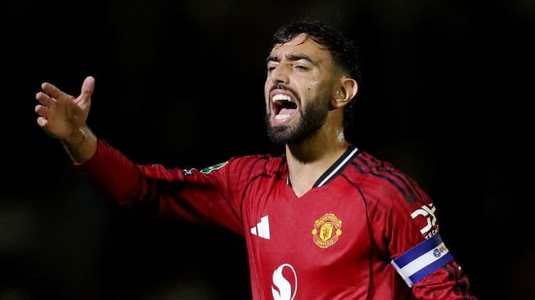 Bruno Fernandes, joueur de Manchester United, exprimant sa frustration, illustrant les débats tactiques et la pression sur l'équipe.