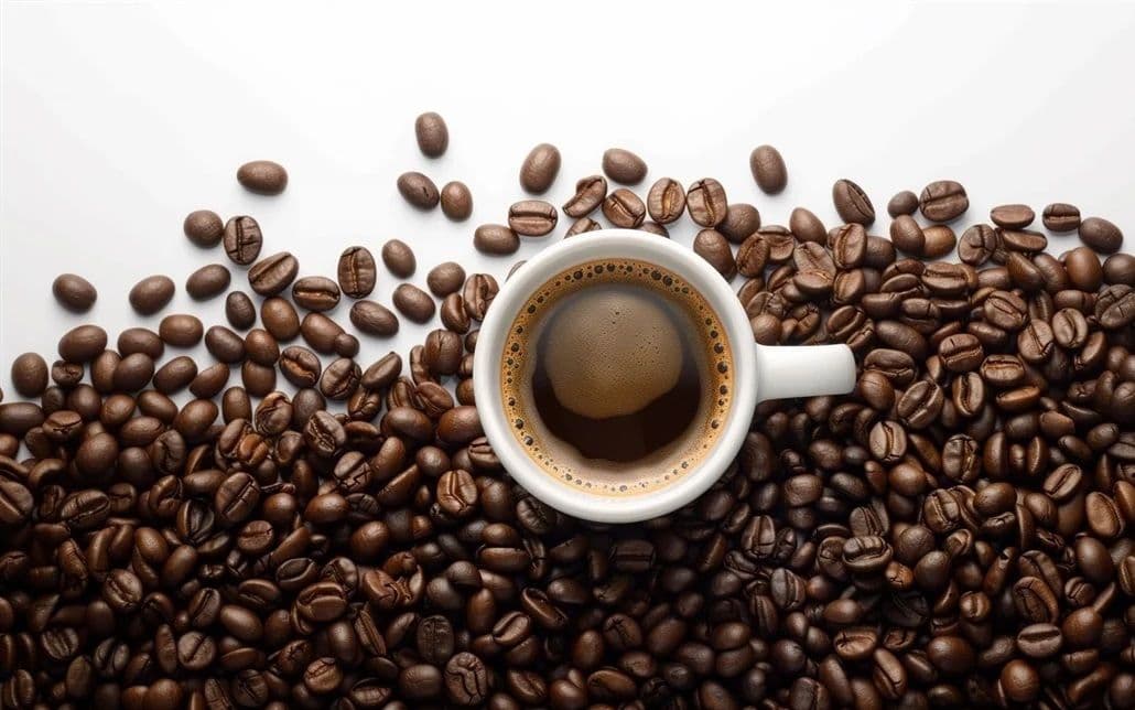 Cà phê nóng hổi trong tách trắng giữa hạt cà phê rang, biểu tượng cho cơn sốt giá cà phê toàn cầu.