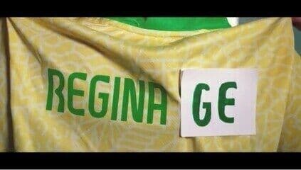 Camisa com 'Regina GE', simbolizando a nova identidade e a fusão cultural que define o futuro da transmissão esportiva