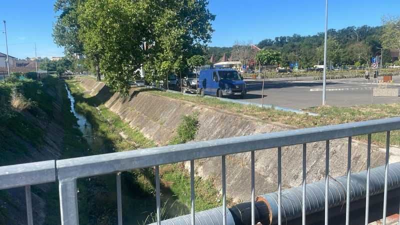 Canal de irigații sau sistem de canalizare cu o conductă, reprezentând investițiile în infrastructura rurală.