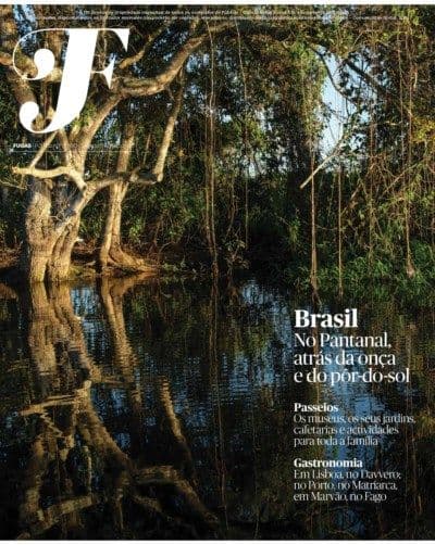 Capa do suplemento Fugas do jornal Público, mostrando uma paisagem natural com árvores e água, e manchetes sobre viagens e lazer.