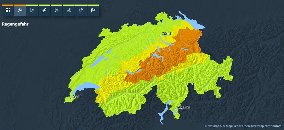 Carte de la Suisse indiquant les niveaux de danger (orange pour le niveau 3) pour les précipitations continues en juillet 2025.