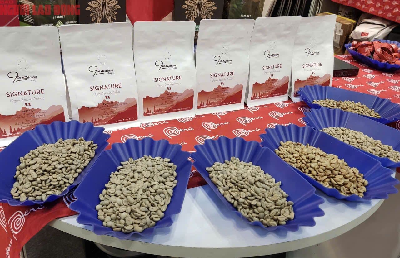Các gói cà phê đặc sản và hạt cà phê xanh, minh họa chiến lược tăng giá trị xuất khẩu của Việt Nam.