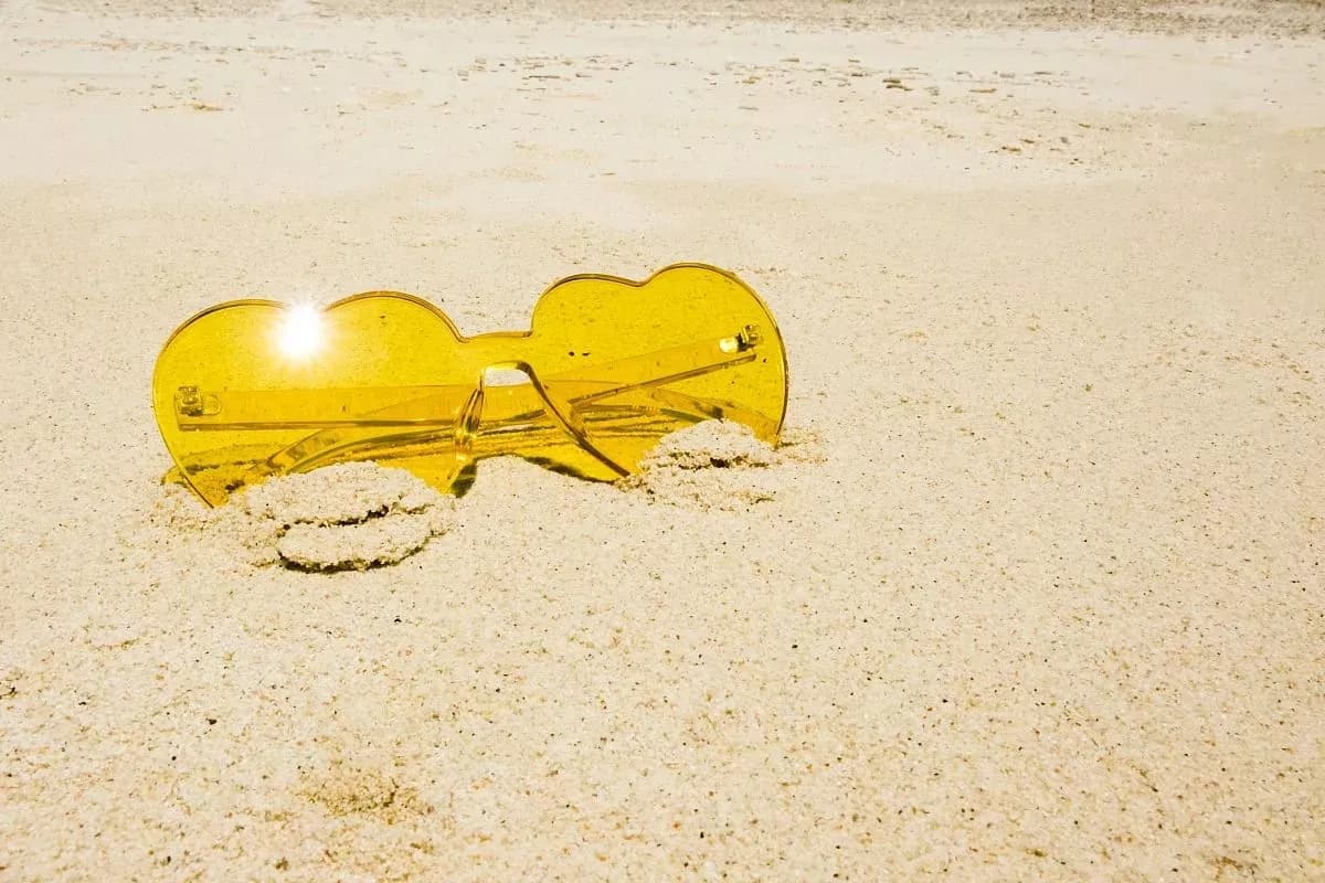 Chaleur extrême en Russie du Sud, symbolisée par des lunettes de soleil sur le sable.
