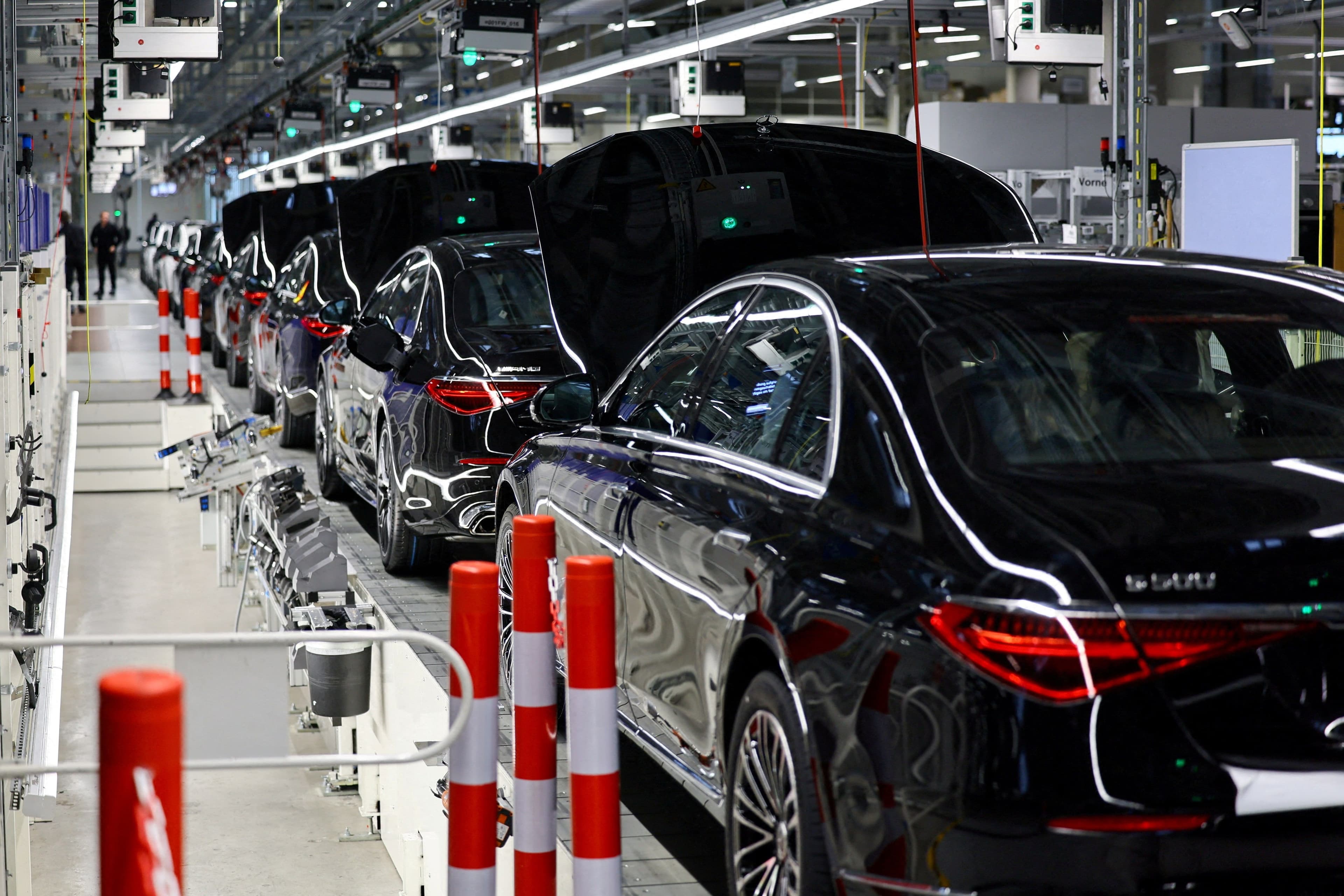Chaîne de montage de voitures Mercedes-Benz, illustrant l'impact de la pénurie de semi-conducteurs sur l'industrie automobile.