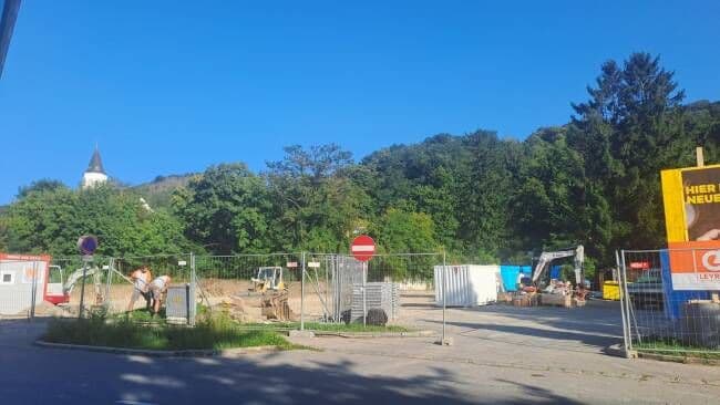 Chantier de construction d'un nouveau supermarché Billa à St. Andrä-Wördern, symbolisant le renouveau de l'enseigne.