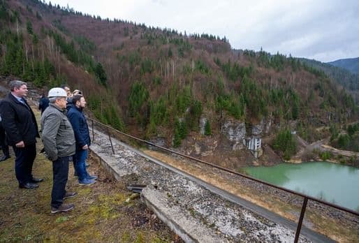 Chantier du projet hydroélectrique de Răstolița en Roumanie, montrant la déforestation et les travaux de construction.