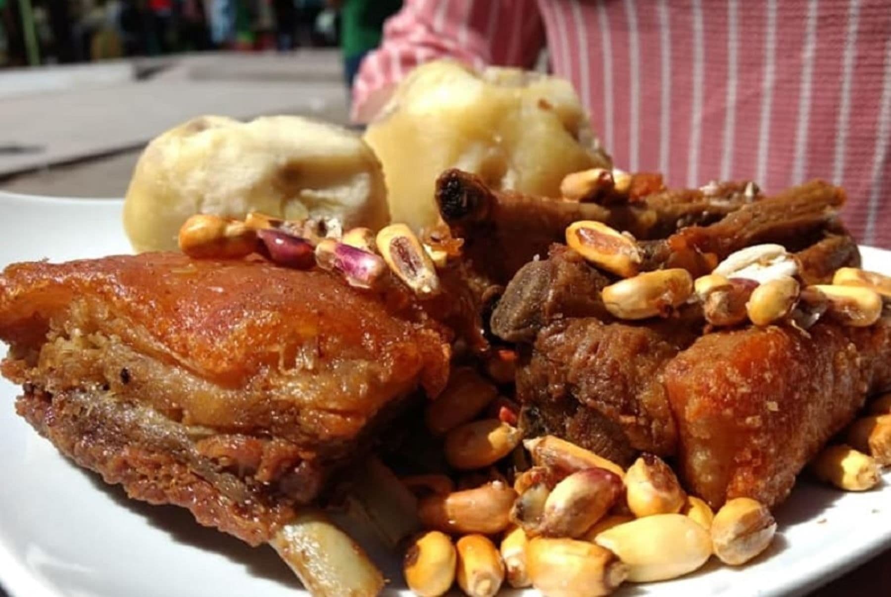Chicharrón de cerdo con maíz y papas, un plato tradicional sudamericano