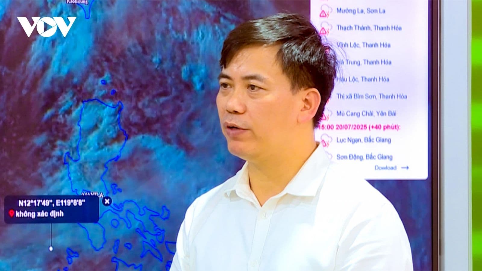 Chuyên gia khí tượng theo dõi và phân tích diễn biến tăng cấp của bão Wipha trên bản đồ vệ tinh.