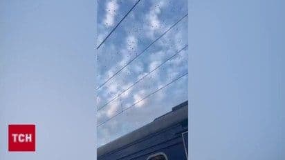 Ciel de Zaporijjia obscurci par un essaim de sauterelles, vu depuis un train.