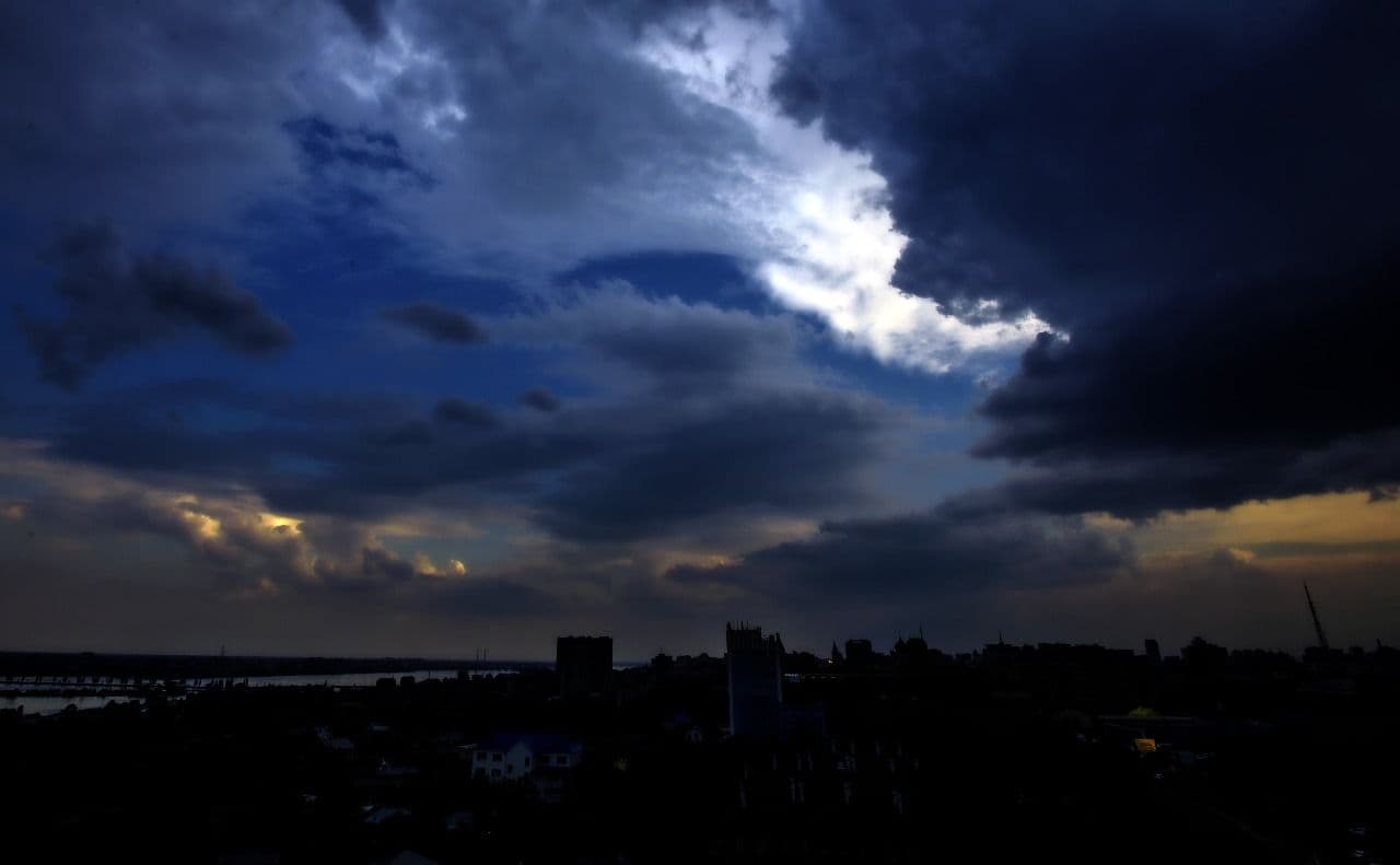 Ciel sombre et nuageux au-dessus de la silhouette de la ville de Voronej, annonçant une alerte météorologique.